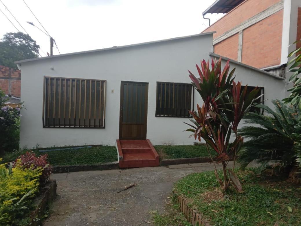 Casa Familiar Cerca A Parque Metropolitano Del Cafe, Aeropuerto, Terminal De Transporte, Olimpica, Estadio, Expofuturo Сasa de vacaciones *